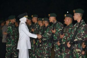 inspektur upacara pemberangkatan 450 tentara 13