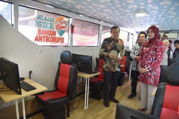 Pembukaan Roadshow bus KPK dan sosialisasi antikorupis di jember 3 e1567176990850