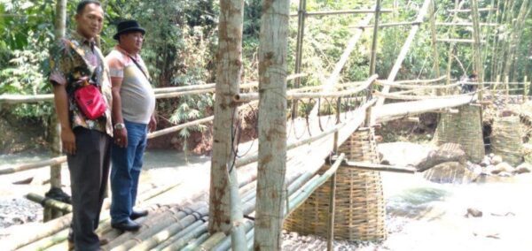 Kepala Desa Darungan, H Arafit/H Syukron, bersama staf desanya, meninjau pembuatan jembatan Pak Toyo yang saat ini sudah berdiri membentang di atas sungai Darungan, Kamis (03//11/2022).